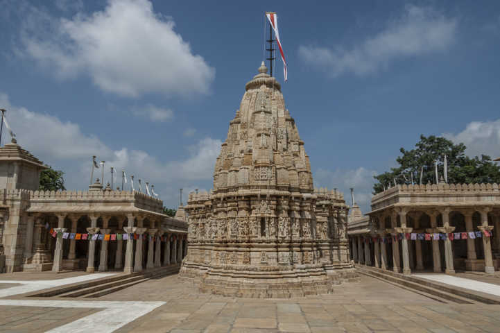 15 - India - Chittorgarh - fuerte de Chittorgarh - templo hindu de Sat Bees Dejeri Jain